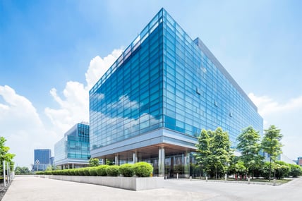 A modern commercial building that's optimized for energy efficiency